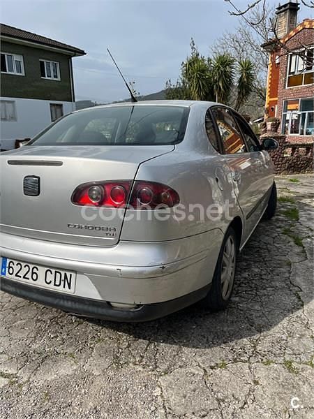 Usado Seat Cordoba Sport 130 CV (95 kW) 2003 Gris / plata Berlina