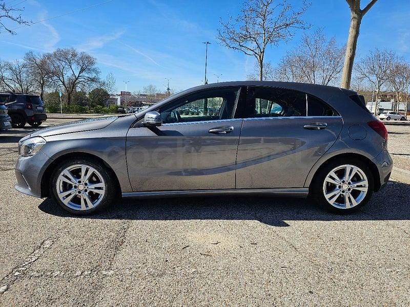 Usado Mercedes A180 Urban 109 CV (80 kW) 2016 Gris / plata Berlina
