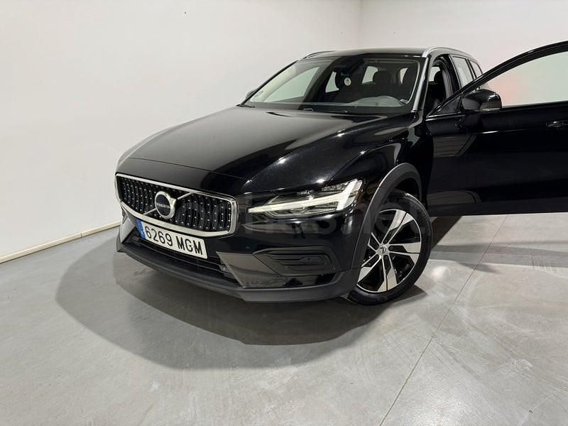 Usado Volvo V60 CC Core 197 CV (144 kW) 2023 Negro Familiar