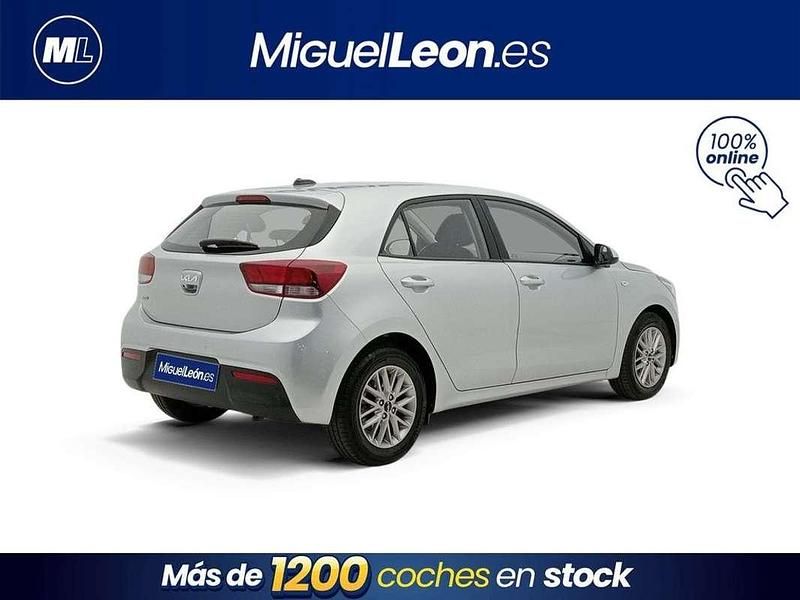 Usado Kia Rio 101 CV (74 kW) 2023 Gris Berlina