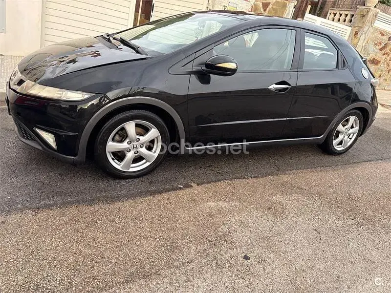 Usado Honda Civic Trend 100 CV (73 kW) 2011 Negro Berlina