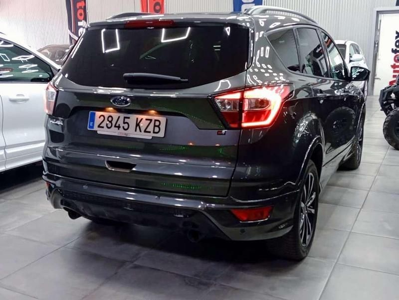 Usado Ford Kuga ST-Line 150 CV (110 kW) 2019 Gris SUV