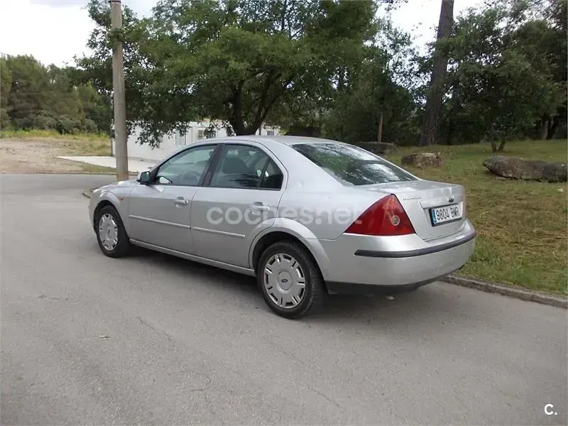 Usado Ford Mondeo Trend 125 CV (91 kW) 2001 Blanco Berlina