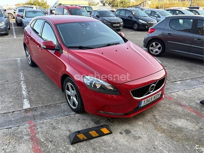 Begagnad Volvo V40 Kinetic 120 HK (88 kW) 2017 Röd Sedan