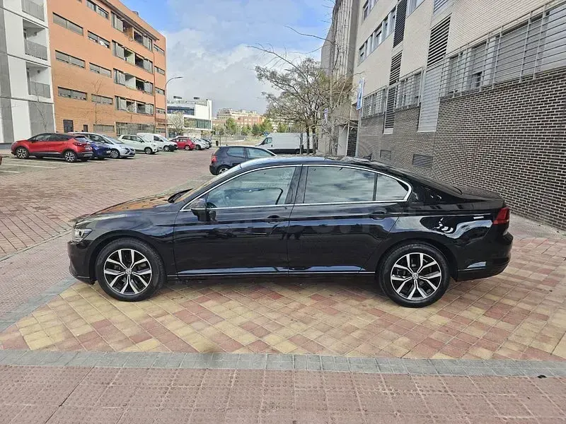 Usado VW Passat Executive 120 CV (88 kW) 2020 Negro Berlina