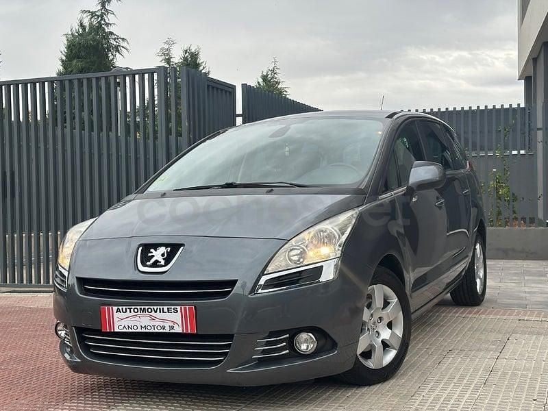 Usado Peugeot 5008 112 CV (82 kW) 2012 Gris / plata Monovolumen