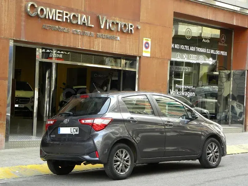 Usado Toyota Yaris Active 111 CV (81 kW) 2019 Gris / plata Berlina