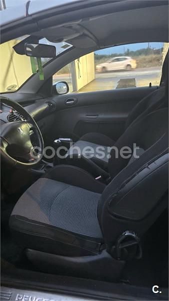 Gris / plata Usado 2002 Peugeot 206 Descapotable | 2950 € (Precio justo) - Imagen 1/4