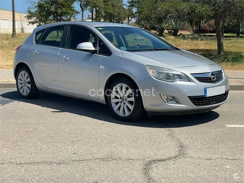 Usado Opel Astra Selective 115 CV (84 kW) 2011 Gris / plata Berlina