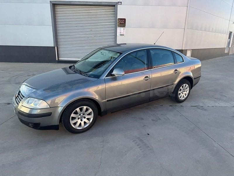 Usado VW Passat Advance 130 CV (95 kW) 2004 Gris / plata Familiar