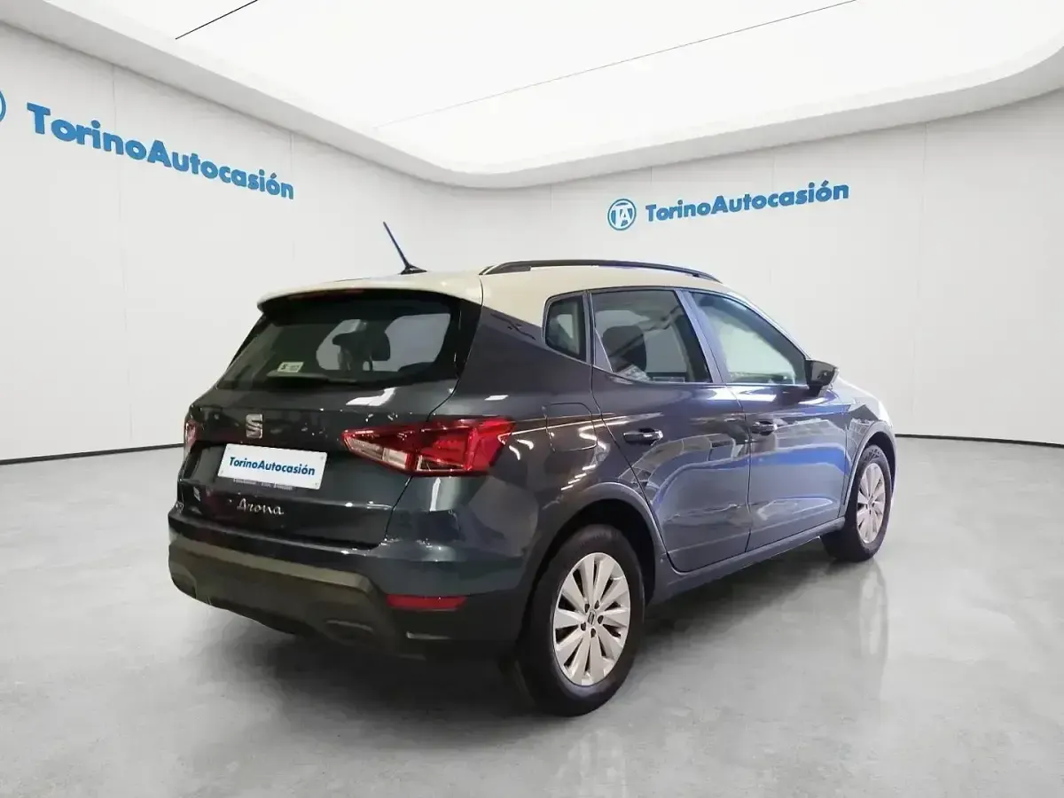 Usado Seat Arona Style 110 CV (80 kW) 2023 Gris / plata SUV