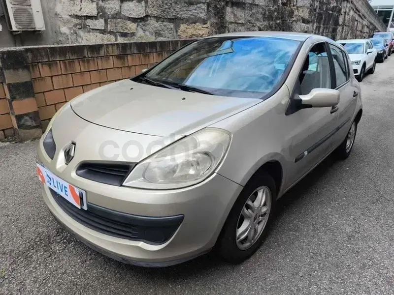 Usado Renault Clio II 100 CV (73 kW) 2007 Beige Berlina