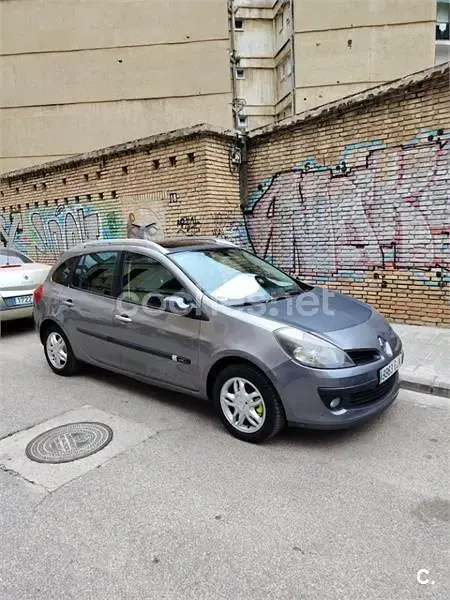 Usado Renault Clio GrandTour Authentique 70 CV (51 kW) 2008 Gris / plata Familiar