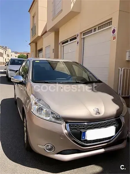 Usado Peugeot 208 Style 82 CV (60 kW) 2014 Gris / plata Utilitario
