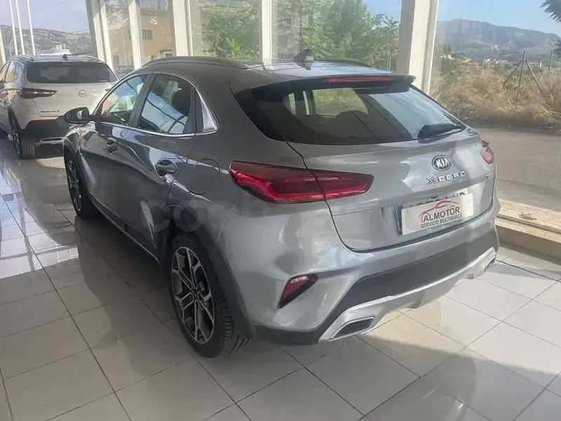 Usado Kia XCeed 136 CV (100 kW) 2022 Gris / plata SUV