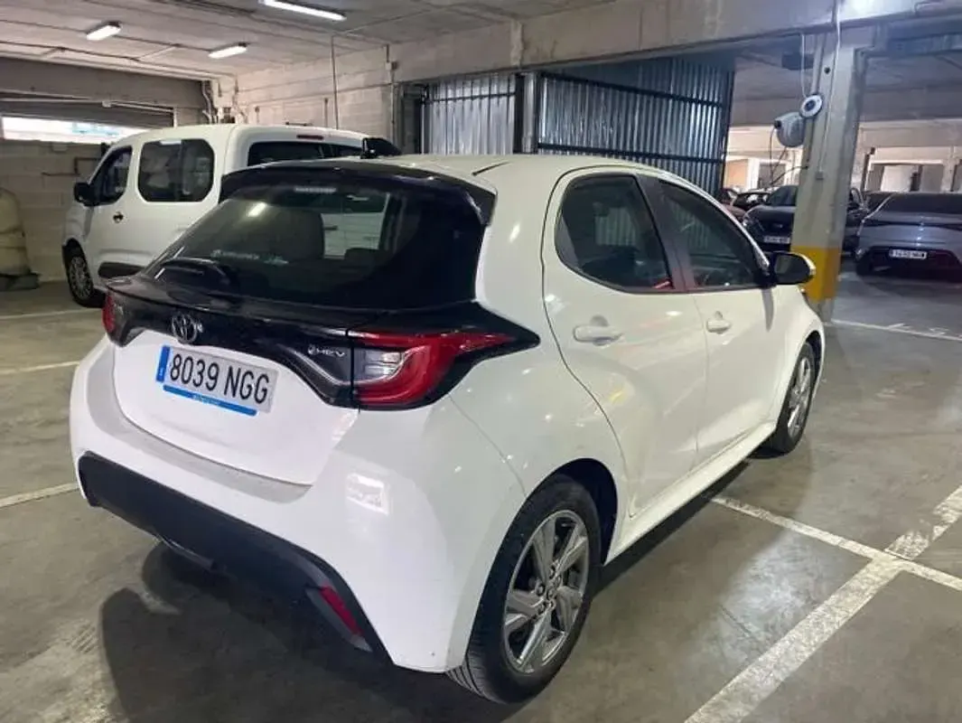 Usado Toyota Yaris Active 116 CV (85 kW) 2025 Blanco Utilitario