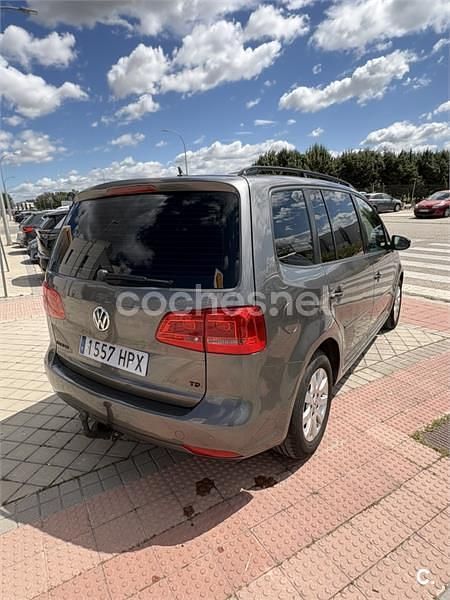 Usado VW Touran Advance 105 CV (77 kW) 2013 Gris / plata Monovolumen