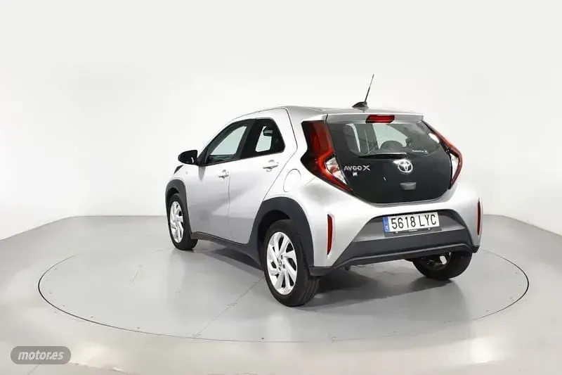 Usado Toyota Aygo X Play 72 CV (52 kW) 2022 Gris SUV