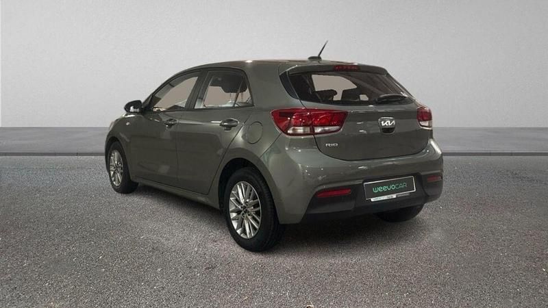 Usado Kia Rio 100 CV (73 kW) 2023 Verde