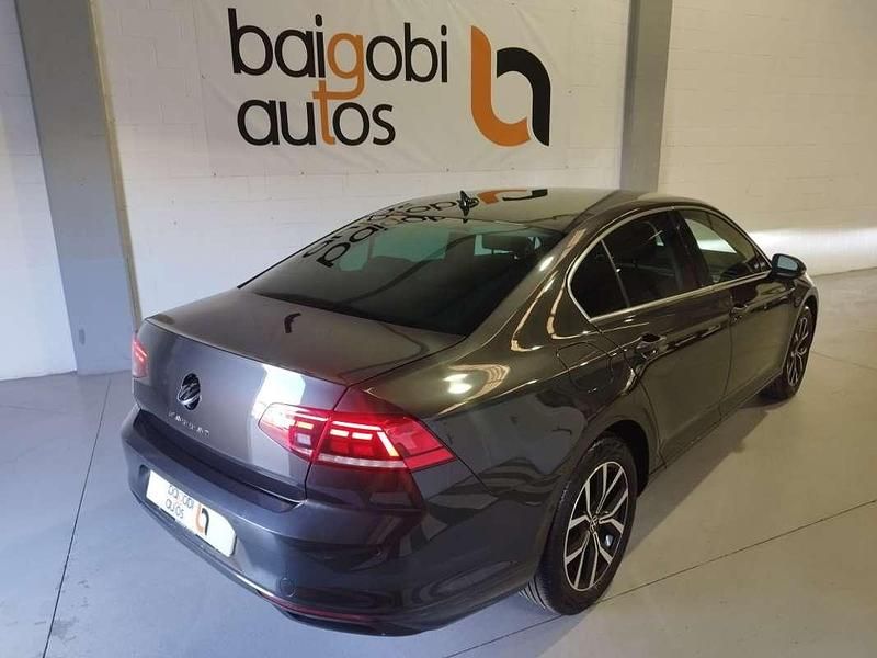 Usado VW Passat Executive 150 CV (110 kW) 2022 Gris / plata Familiar