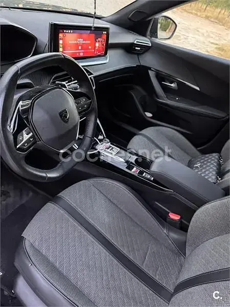 Usado Peugeot 2008 Allure 130 CV (95 kW) 2023 Gris / plata SUV