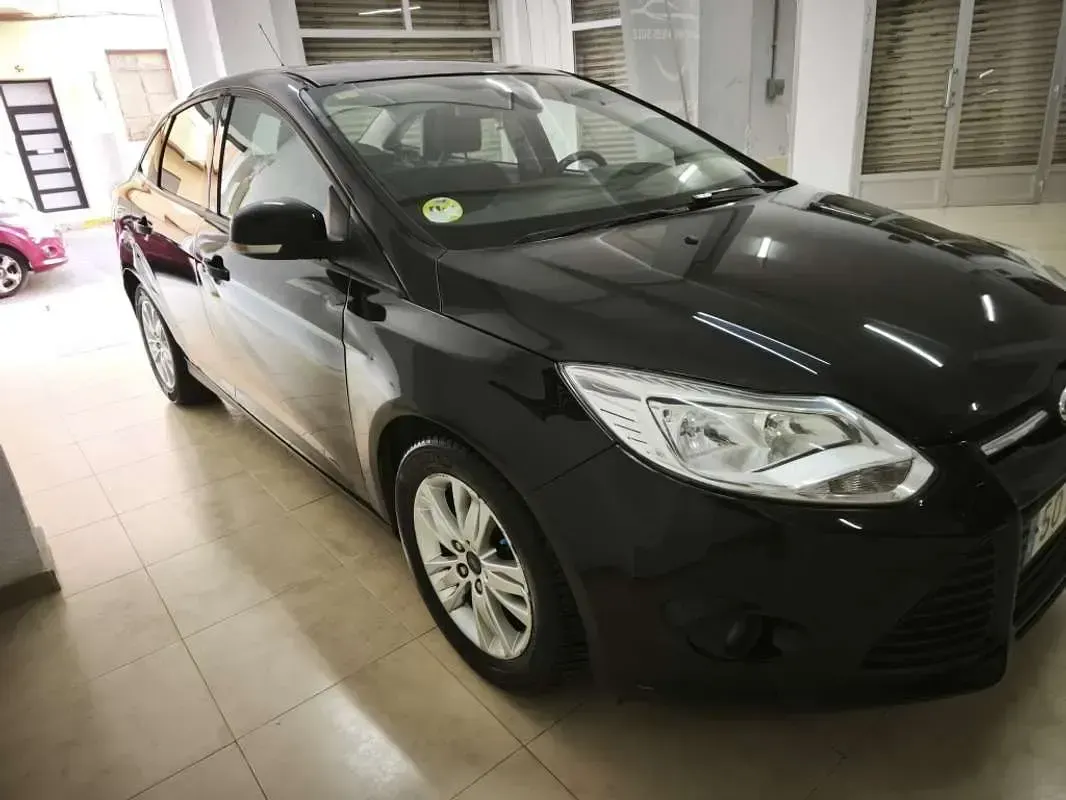 Usado Ford Focus Trend 114 CV (83 kW) 2011 Negro Berlina