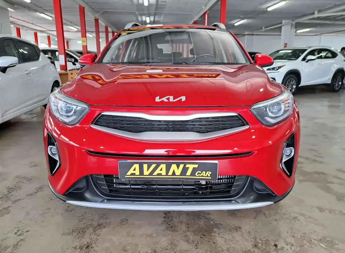 Usado Kia Stonic 100 CV (73 kW) 2023 Granate SUV