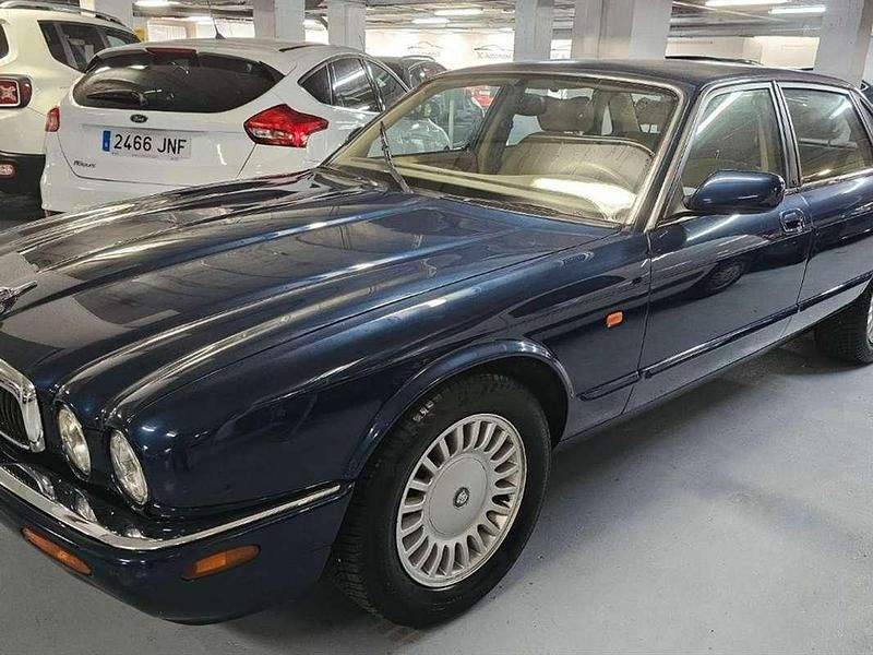 Usado Jaguar XJ8 Executive 239 CV (175 kW) 1998 Azul Berlina