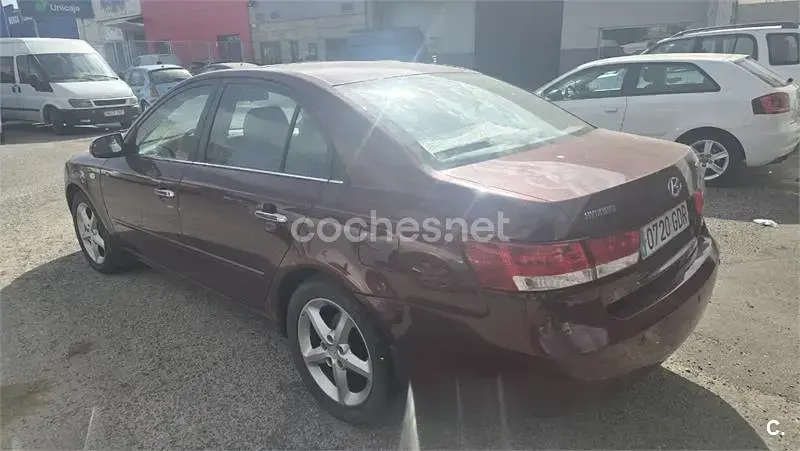 Usado Hyundai Sonata Comfort 140 CV (102 kW) 2008 Granate Berlina