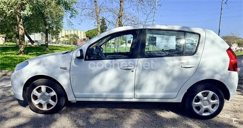 Usado Dacia Sandero Ambiance 75 CV (55 kW) 2010 Blanco Berlina