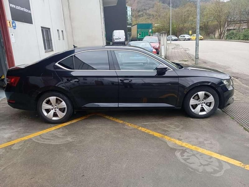 Usado Skoda Superb Active 150 CV (110 kW) 2018 Negro Berlina