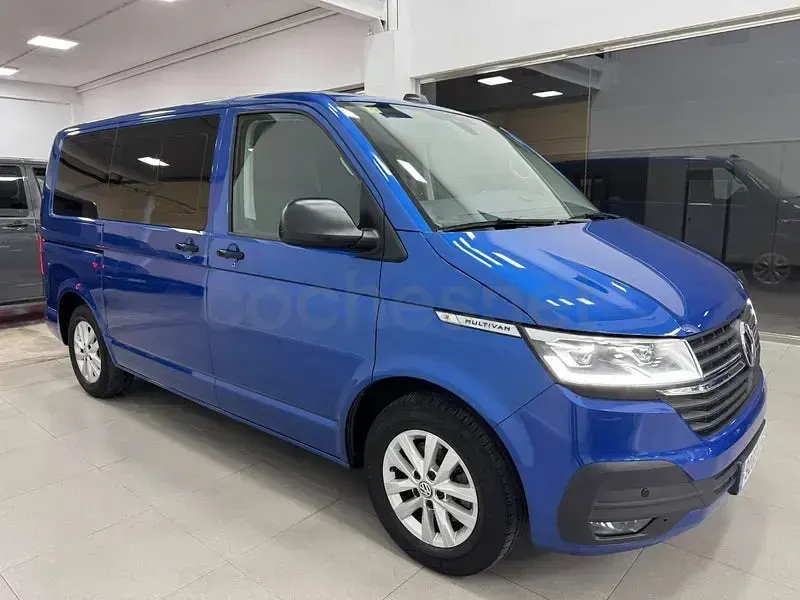 Usado VW Multivan 110 CV (80 kW) 2020 Azul Monovolumen