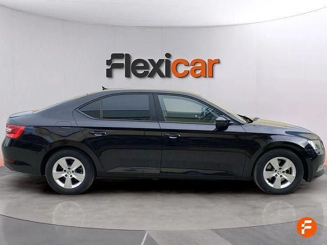 Usado Skoda Superb Active 150 CV (110 kW) 2018 Negro Familiar