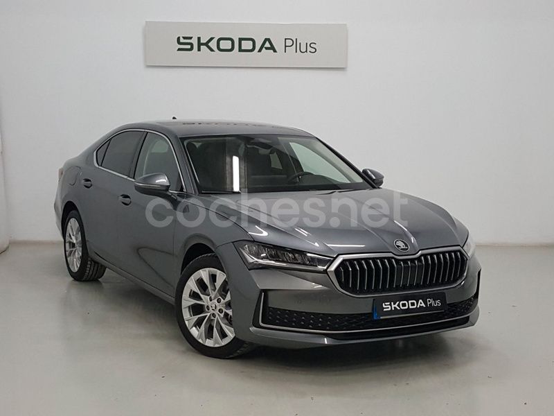 Gris Usado 2024 Skoda Superb Selection Berlina | 37.900 € (Precio justo) - Imagen 1/4
