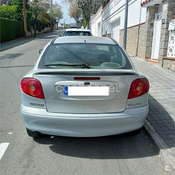 Usado Renault Mégane Coupé R.S. 100 CV (73 kW) 1999 Gris / plata Coupe