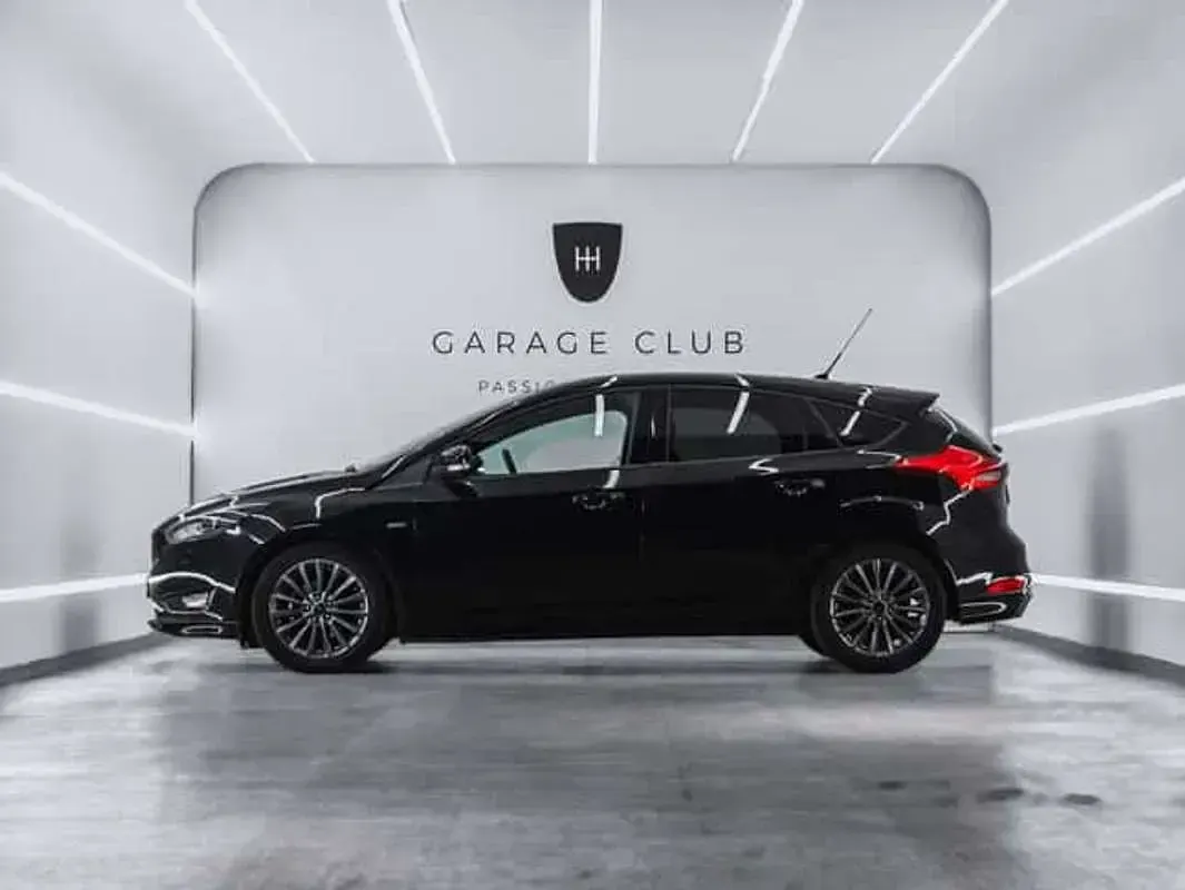Usado Ford Focus ST-Line 125 CV (91 kW) 2016 Negro Utilitario