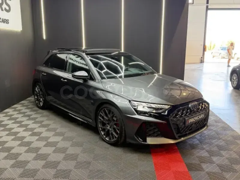 Usado Audi RS3 400 CV (294 kW) 2025 Gris / plata Berlina