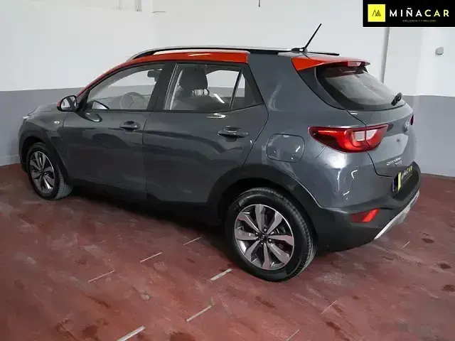 Usado Kia Stonic 100 CV (73 kW) 2021 Gris SUV