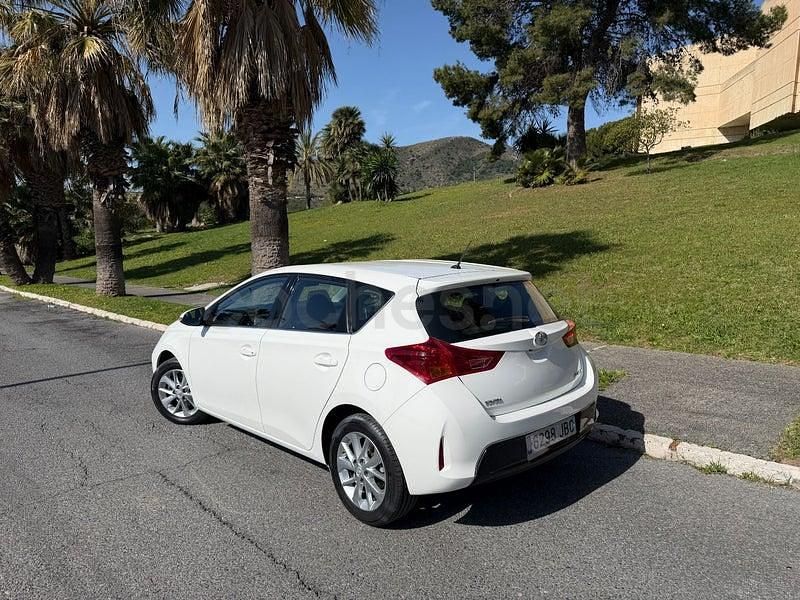 Usado Toyota Auris Active 132 CV (97 kW) 2014 Blanco Berlina