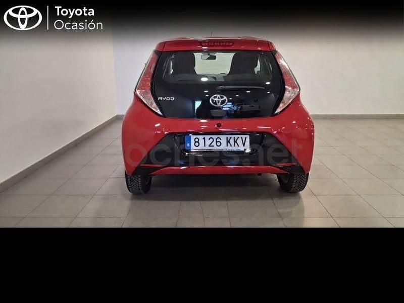 Usado Toyota Aygo X-play 69 CV (50 kW) 2018 Rojo Utilitario