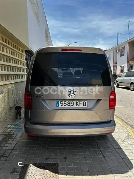 Usado VW Caddy Trendline 102 CV (75 kW) 2018 Gris / plata Monovolumen