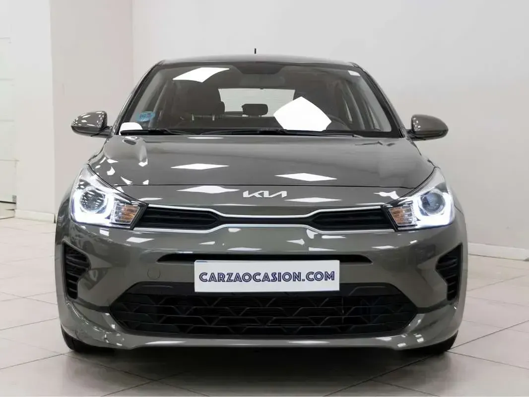 Usado Kia Rio 84 CV (61 kW) 2023 Verde Utilitario