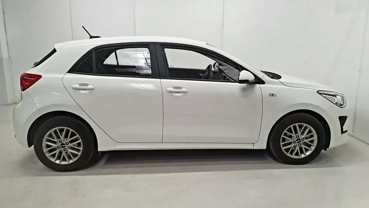 Usado Kia Rio 84 CV (61 kW) 2023 Blanco Utilitario