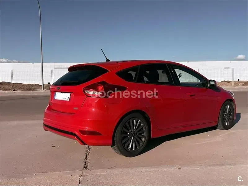 Usado Ford Focus ST-Line 125 CV (91 kW) 2018 Rojo Berlina