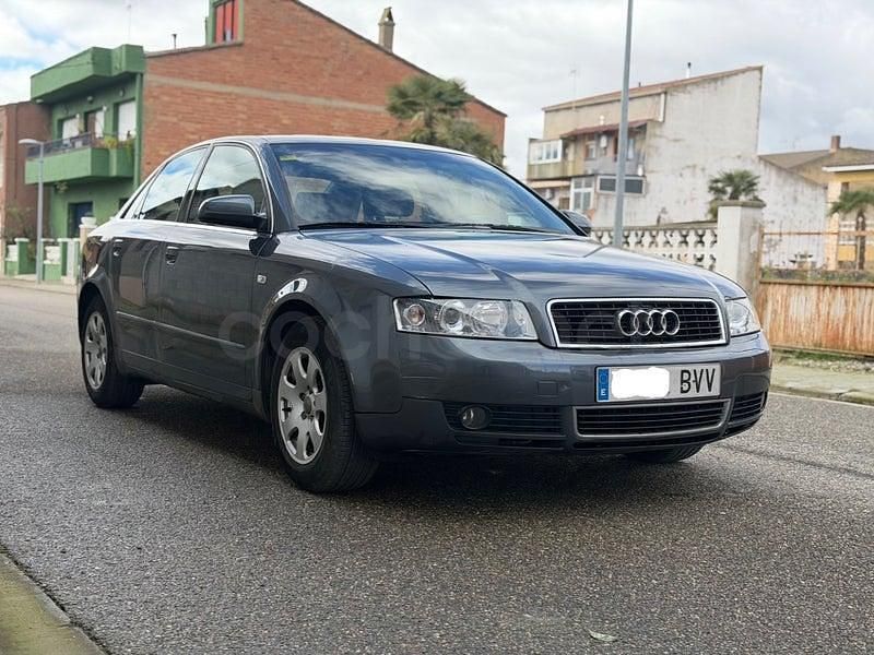 Usado Audi A4 Premium 130 CV (95 kW) 2002 Gris / plata Berlina