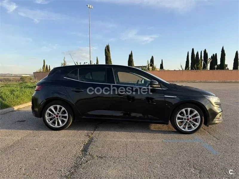 Usado Renault Mégane IV Zen 130 CV (95 kW) 2017 Negro Berlina