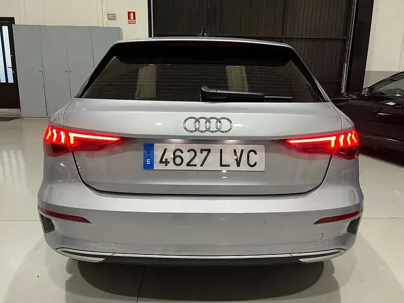 Usado Audi A3 116 CV (85 kW) 2021 Gris / plata Berlina