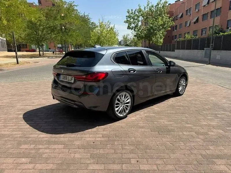 Usado BMW 118 Comfort Edition 140 CV (102 kW) 2021 Gris / plata Berlina