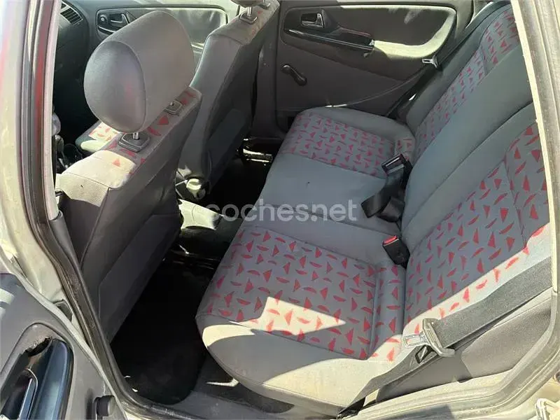 Usado Seat Cordoba Stella 68 CV (50 kW) 2000 Gris / plata Berlina