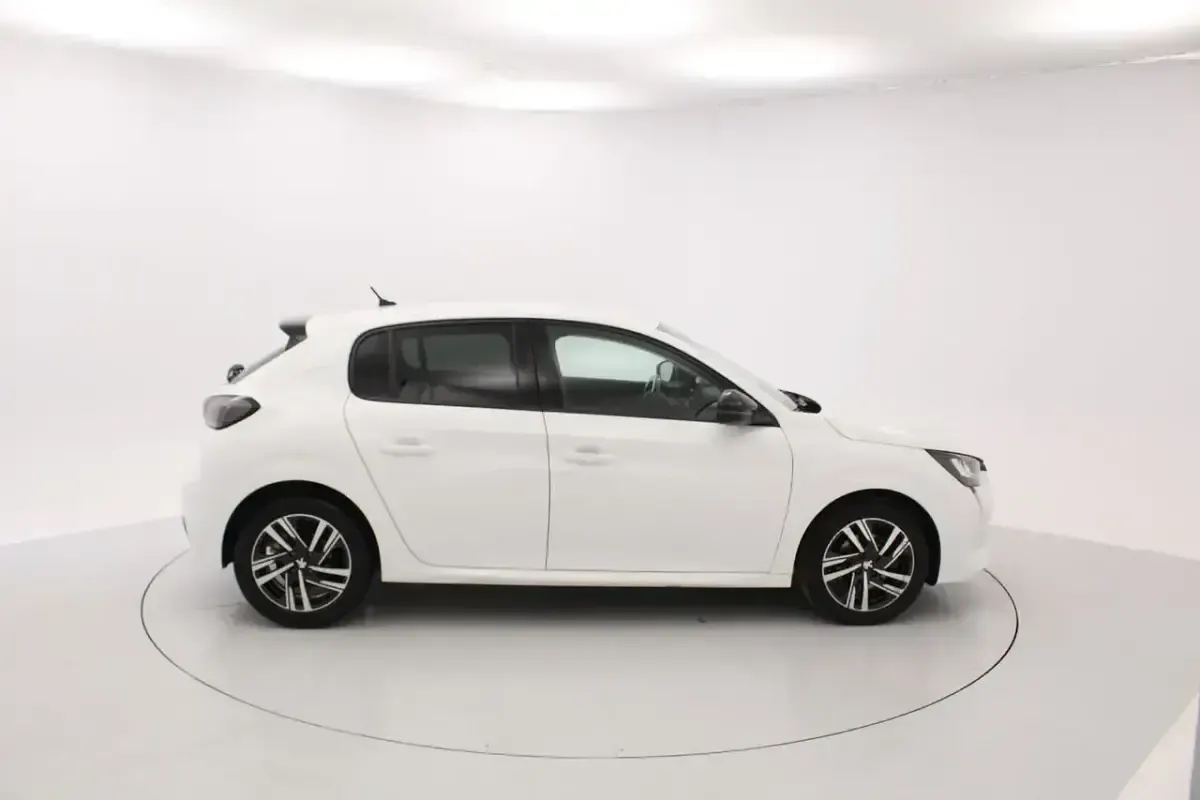 Usado Peugeot 208 Allure 102 CV (75 kW) 2022 Blanco Utilitario